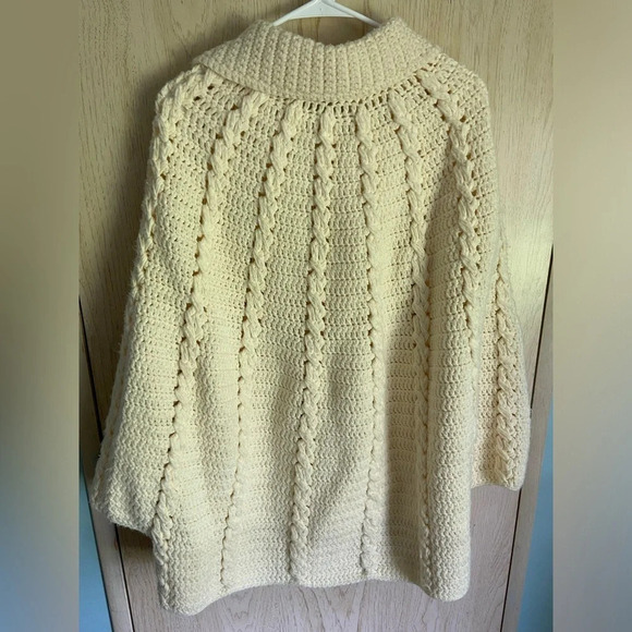 Beautiful Cream Handmade Cable Crochet Knit Poncho Button Front Sz Medium - Picture 11 of 11